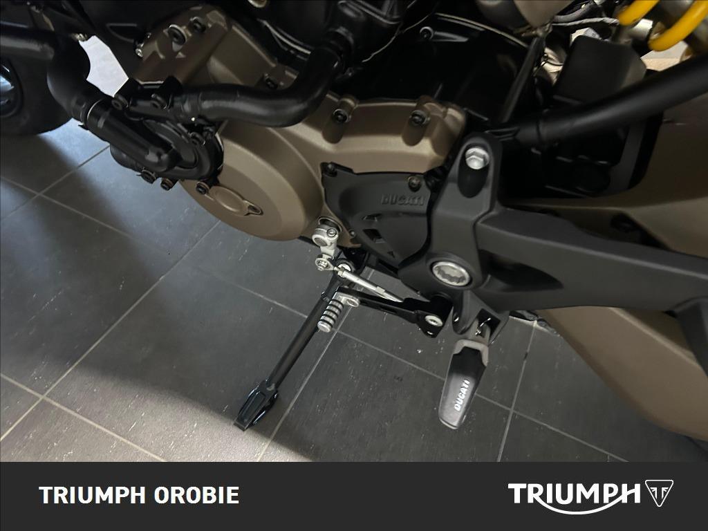 DUCATI Monster 821 Red