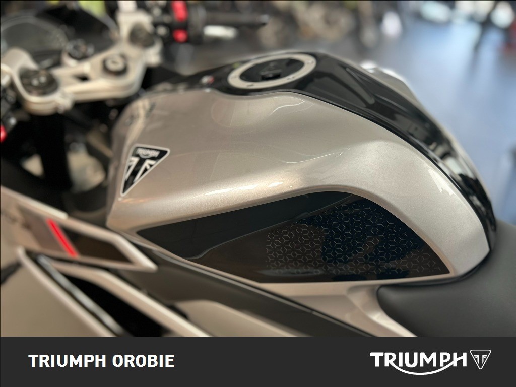 TRIUMPH Daytona 660 Aluminium SIlver / Sapphire Black Abs