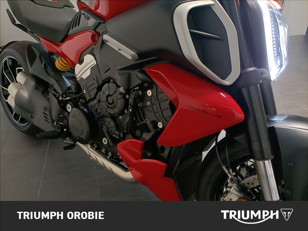 DUCATI Diavel V4 1158 Red
